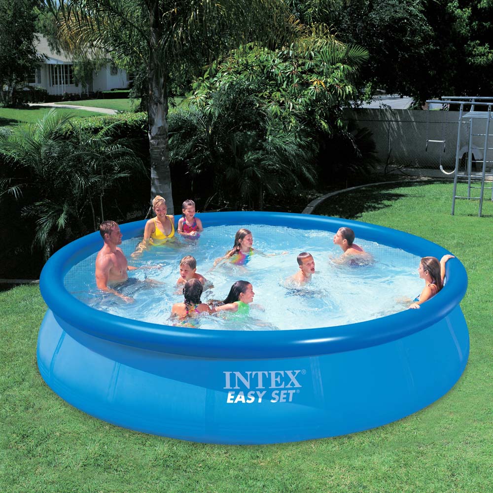 Chanclas de piscina para niños La mayoría de nuestras chanclas de piscina vienen concebidas para los desplazamientos al borde de la piscina por lo que necesitan la mayor adherencia pero también suelen contener una plantilla de espuma eva de baja o alta densidad que nos permite desplazarnos no solo de una manera segura si no con el mayor confort para nuestros pies.