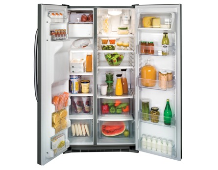 O refrigerador Side by Side GE 23 ZS2LFBSS cheio refrigerador Side by Side GE 23 ZS2LFBSS cheio