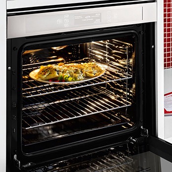 O forno de embutir elétrico Brastemp Gourmand B0260AR aberto forno de embutir elétrico Brastemp Gourmand B0260AR aberto