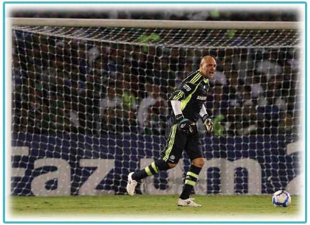 Outro momento de Marcos em um jogo pelo Palmeiras Outro momento de Marcos no jogo