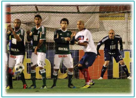 Não era nada fácil fazer um gol de falta contra Marcão Marcos se preparando para defender uma cobrança de falta