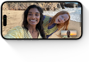 Chamada FaceTime entre amigos em praias diferentes em um iPhone 16 branco