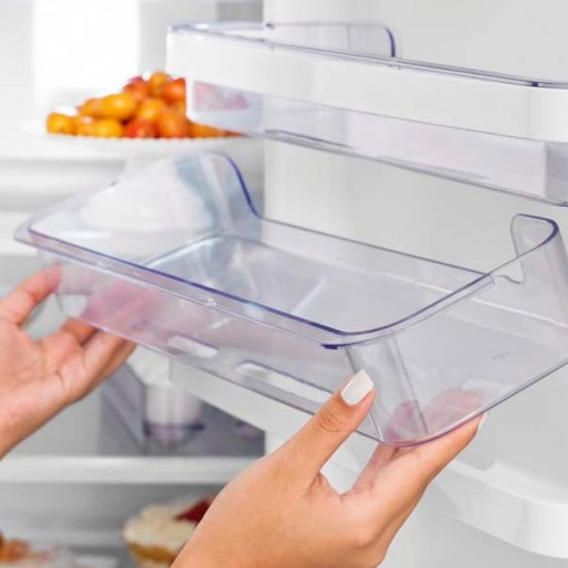 Porta com prateleiras removíveis e transparentes