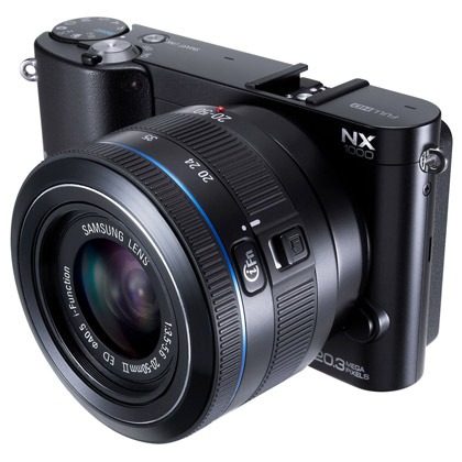 A NX1000 filma em Full HD e fotografa