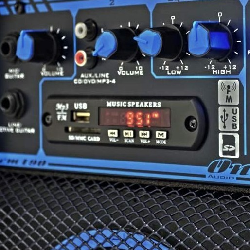 Entrada USB e slot para cartão equipam a caixa