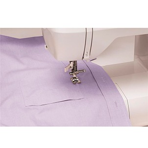 Velocidade de até 700 pontos por minuto Máquina Costura Singer Starlet 6680 Mesa Extensora