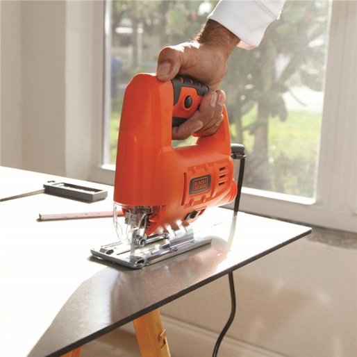 Acompanha uma lâmina para madeira Serra Tico Tico Black Decker 400W Potência