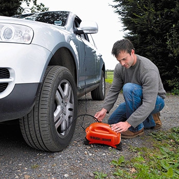 mini compressor automotivo Black&Decker ASI200 LA uso