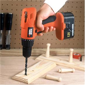 furadeira e parafusadeira à bateria Black Decker CD121K BR manuseio