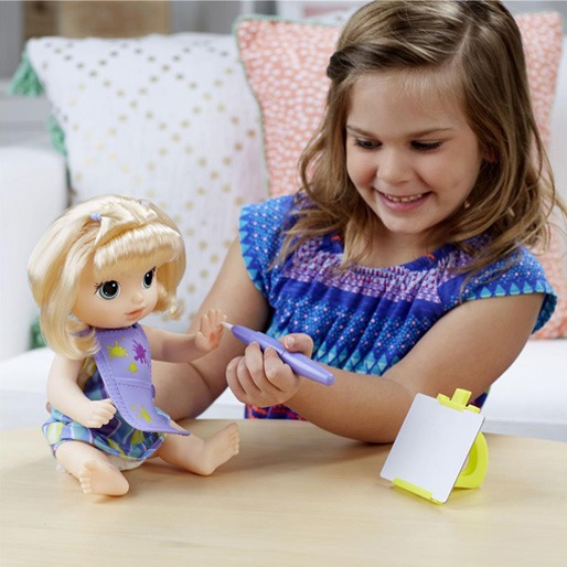 Boneca Hasbro Baby Alive Pequena Artista Boneca Baby Alive Hasbro Pequena Artista brincadeira brinquedo crianças meninas garotas